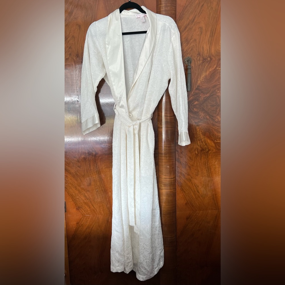 Oscar de la Renta pink label size small vintage robe.  Size small.  Cream full.